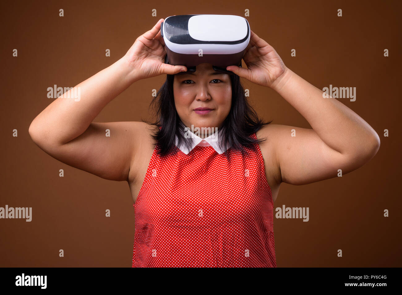 Portrait von asiatische Frau mit Virtual Reality VR-Brille Stockfoto