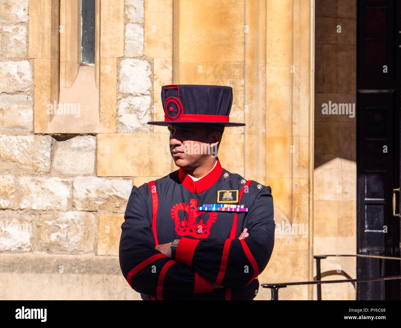 Beefeater, Wache, Außerhalb der Kronjuwelen, Waterloo Block, der Tower von London, England, UK, GB. Stockfoto