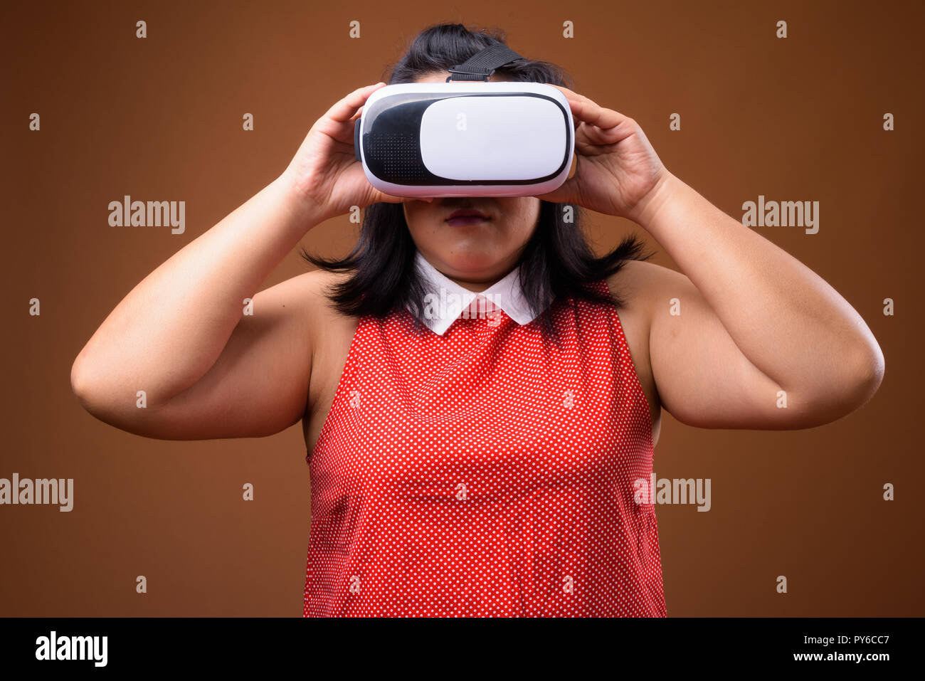 Schöne Übergewicht asiatische Frau mit Virtual Reality VR-Brille Stockfoto