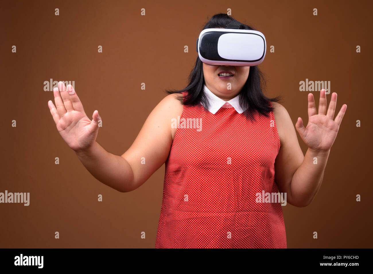 Schöne Übergewicht asiatische Frau spielen mit Virtual Reality VR-Brille Stockfoto