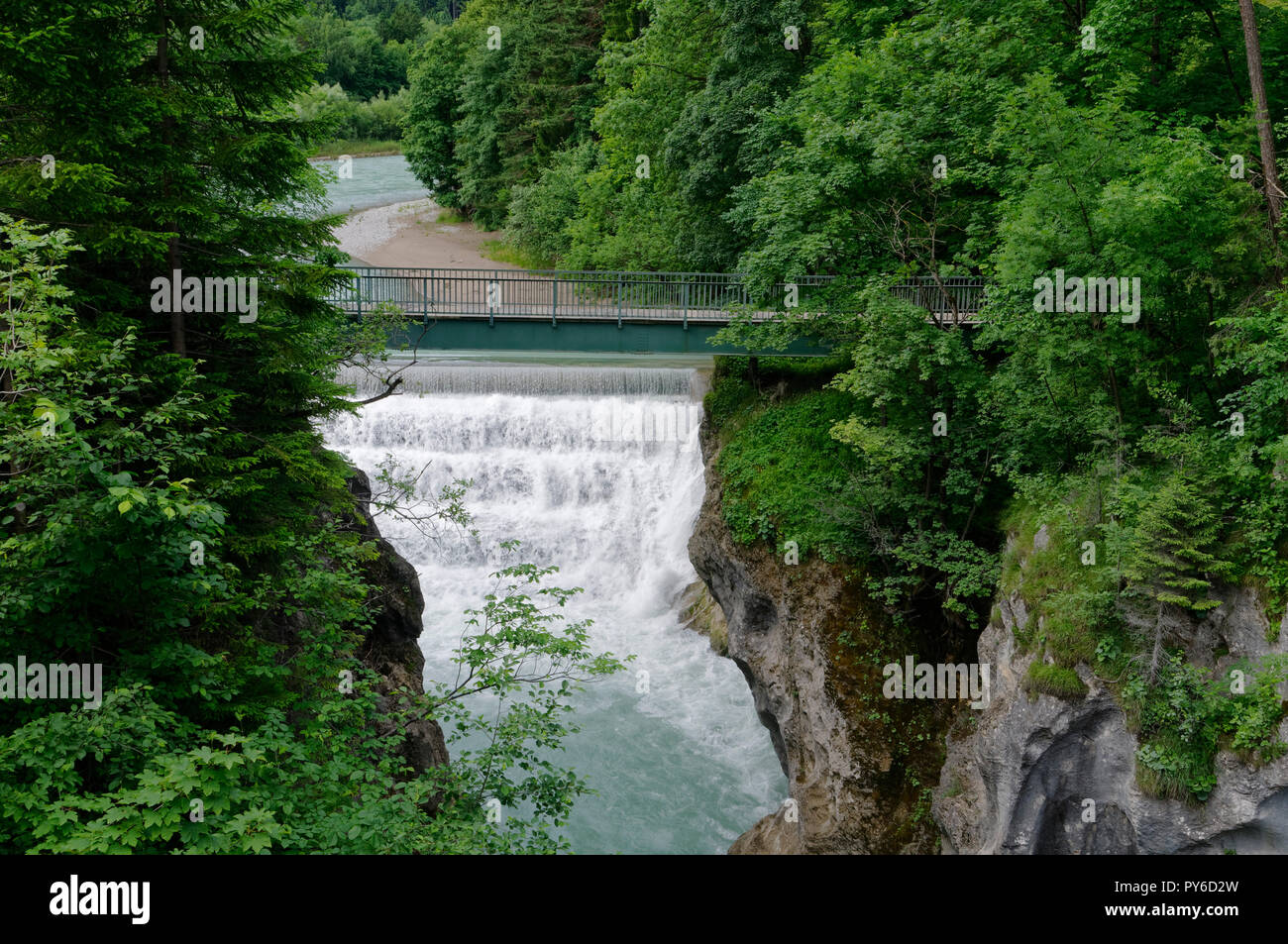 Füssen: Brücke "König-Max-Steg" abobe Lechsfall (Lech Falls), Landkreis Ostallbräu, Allgäuer, Bayern, Deutschland Stockfoto