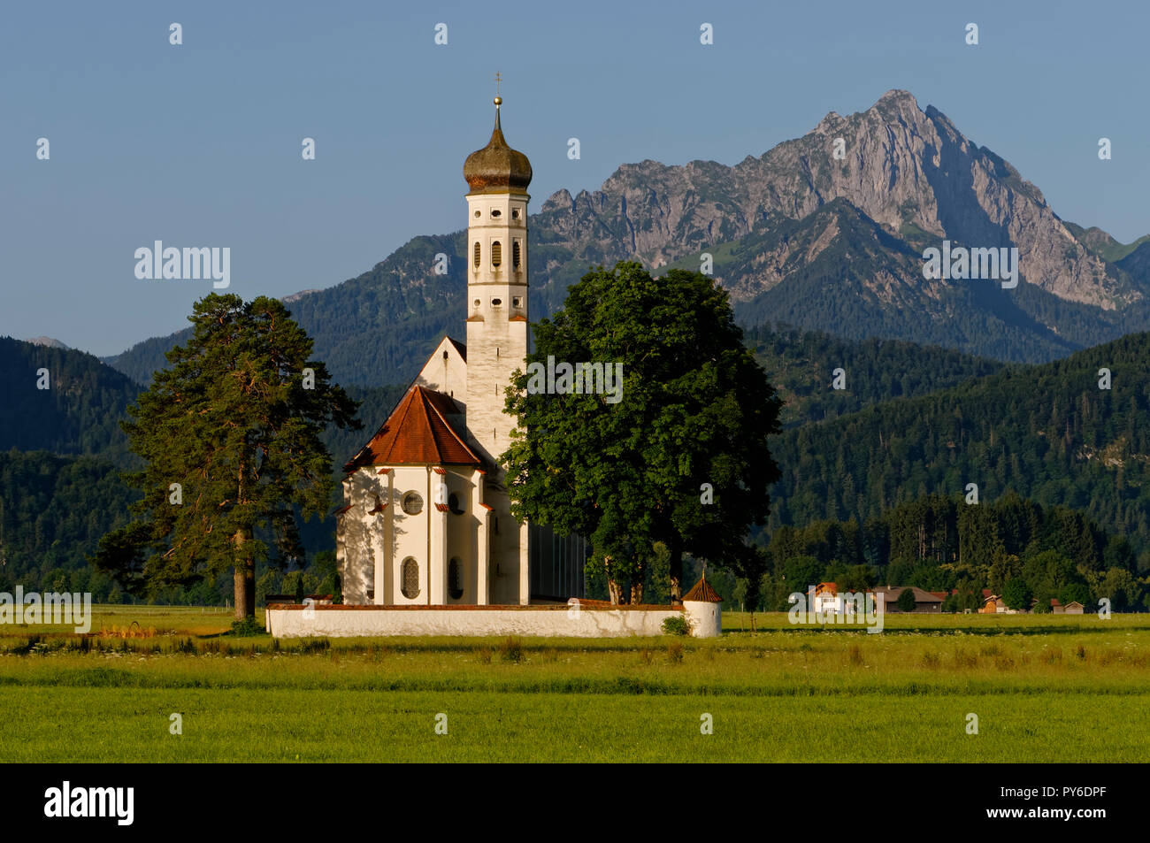 Wallfahrtskirche St. Coloman bei Schwangau, im Hintergrund die Tannheimer Berge (Tannheimer Berge), das Allgäuer, Bayern, Deutschland Stockfoto