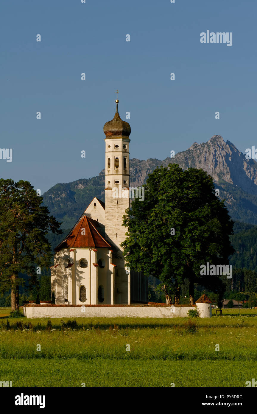 Wallfahrtskirche St. Coloman bei Schwangau, im Hintergrund die Tannheimer Berge (Tannheimer Berge), das Allgäuer, Bayern, Deutschland Stockfoto