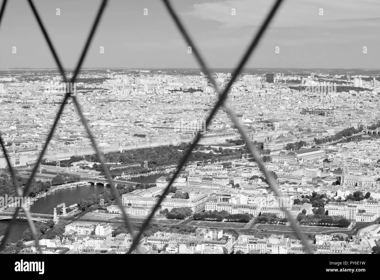 Von der Innenseite der Eiffelturm Stockfoto