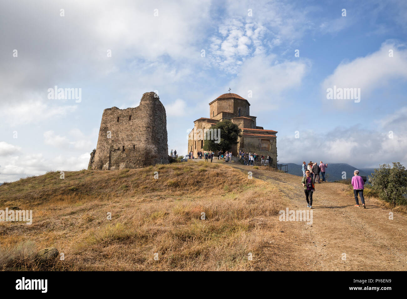 MTSKHETA, Georgien - 23. SEPTEMBER 2018: Viele Menschen besuchen alte Dschuari Kloster auf dem Berg in der Nähe von Mzcheta. Stockfoto