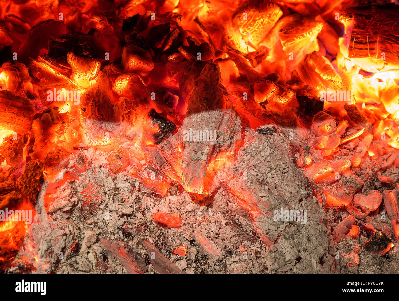 Unendlich vielen Details des schreienden heißes Holz Glut und Asche Stockfoto