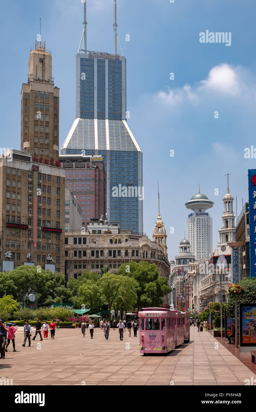 Käufer Menschen und Touristen auf der belebten East Nanjing Road, Shanghai, China, Asien Stockfoto