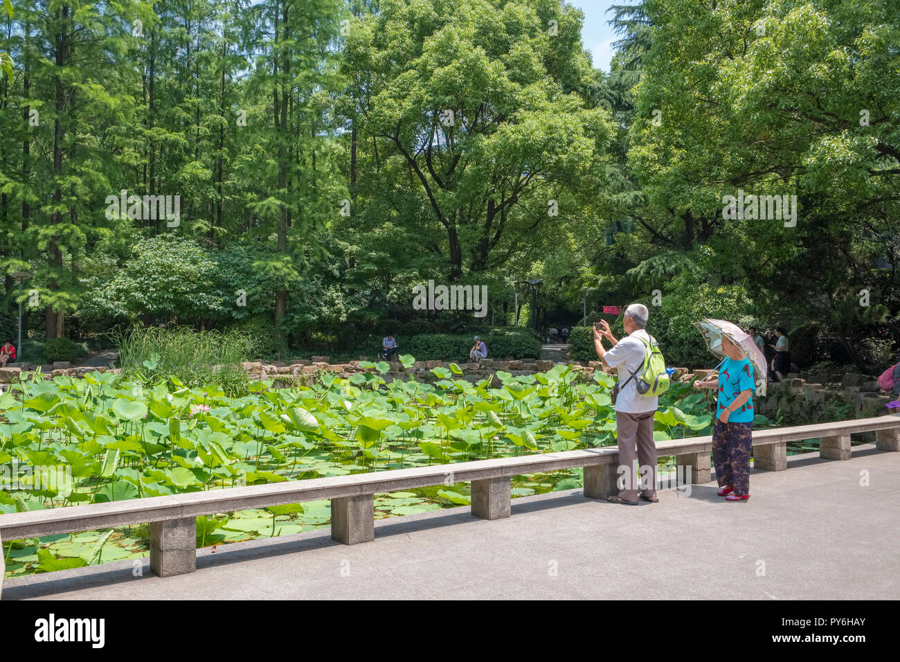Touristen, die sich in der Peoples Park, Shanghai, China, Asien Stockfoto