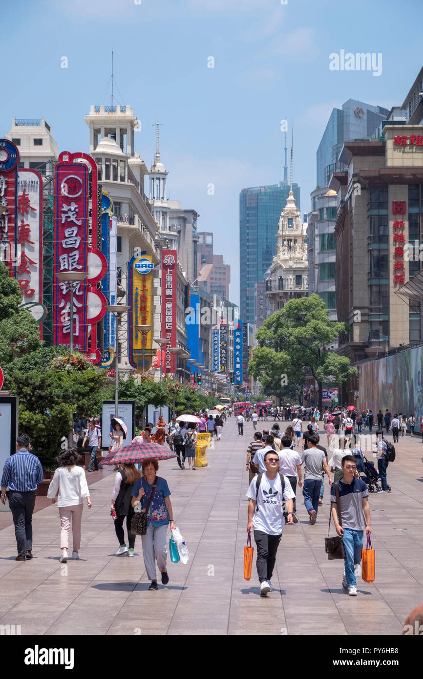 Käufer Menschen und Touristen auf der belebten East Nanjing Road, Shanghai, China, Asien Stockfoto