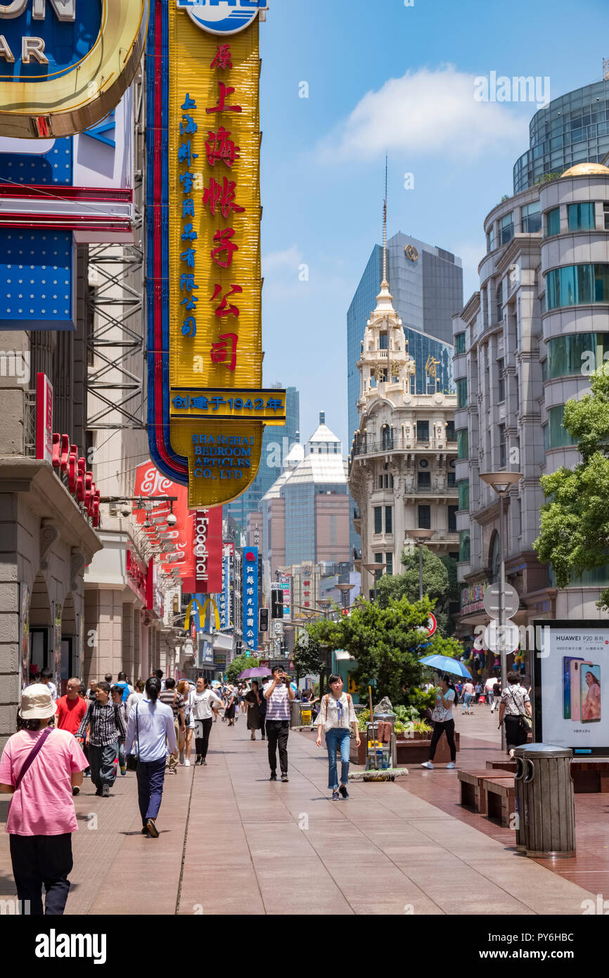 Käufer Menschen und Touristen auf der belebten East Nanjing Road, Shanghai, China, Asien Stockfoto