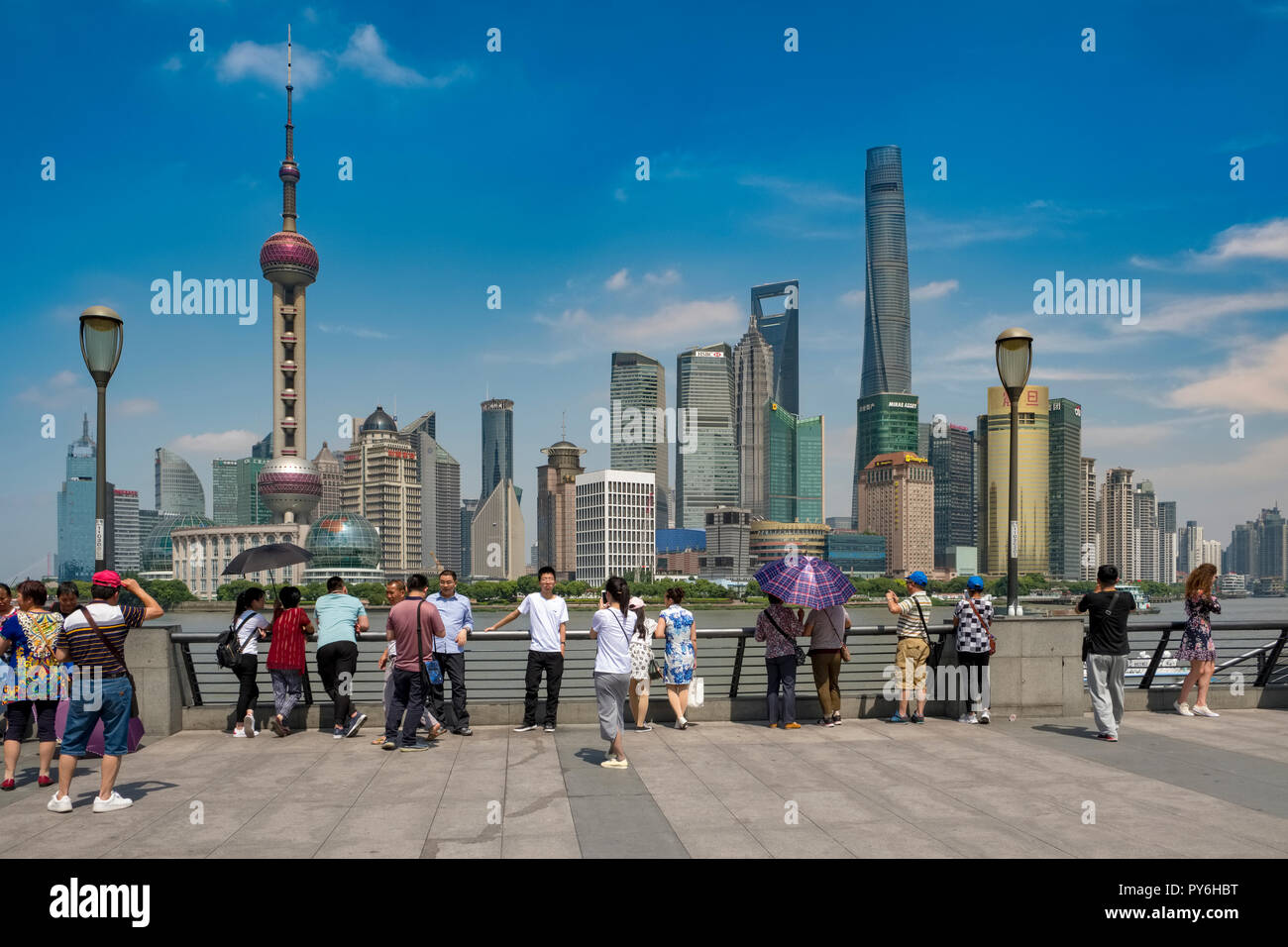 Menschen und Touristen am Bund in Shanghai, China, Asien mit der Skyline von Pudong im Hintergrund Stockfoto
