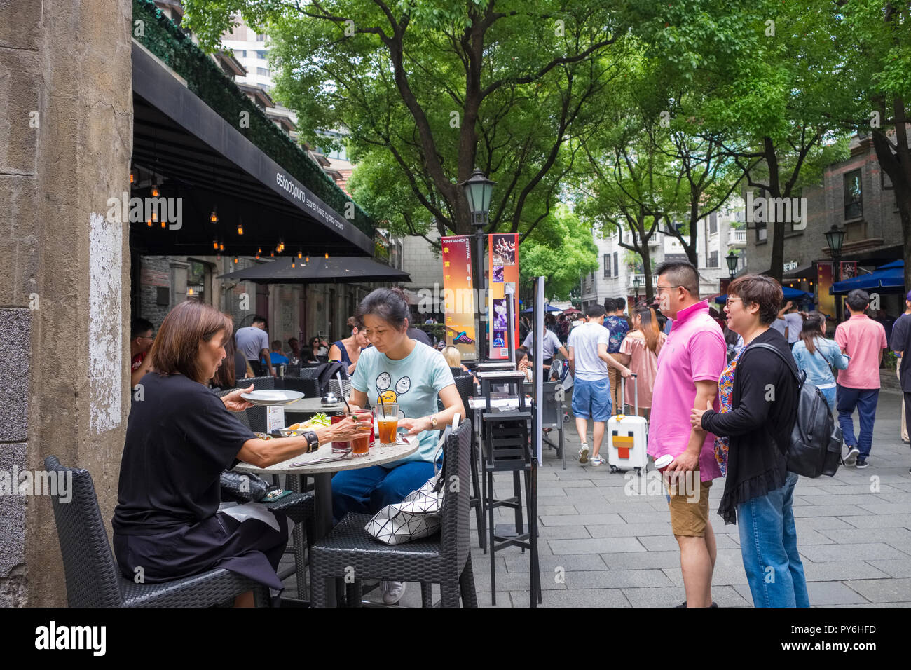 Shanghai, China, Asien - Straßencafé-Restaurant in der Xintiandi-Entwicklung der altfranzösischen Konzession Stockfoto