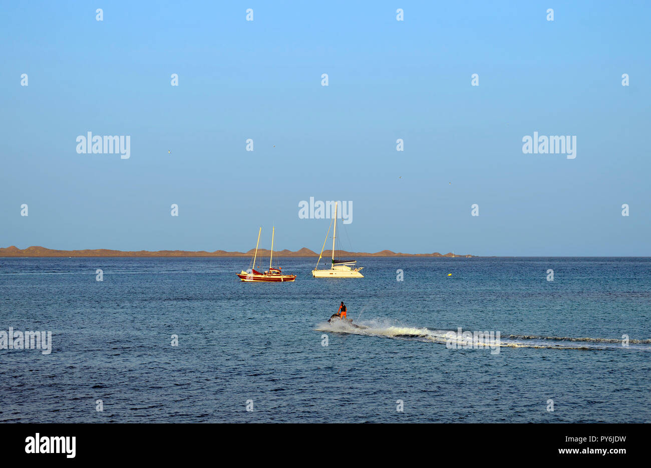 Yachten und Jetski in der Hafen von Corralejo Stockfoto