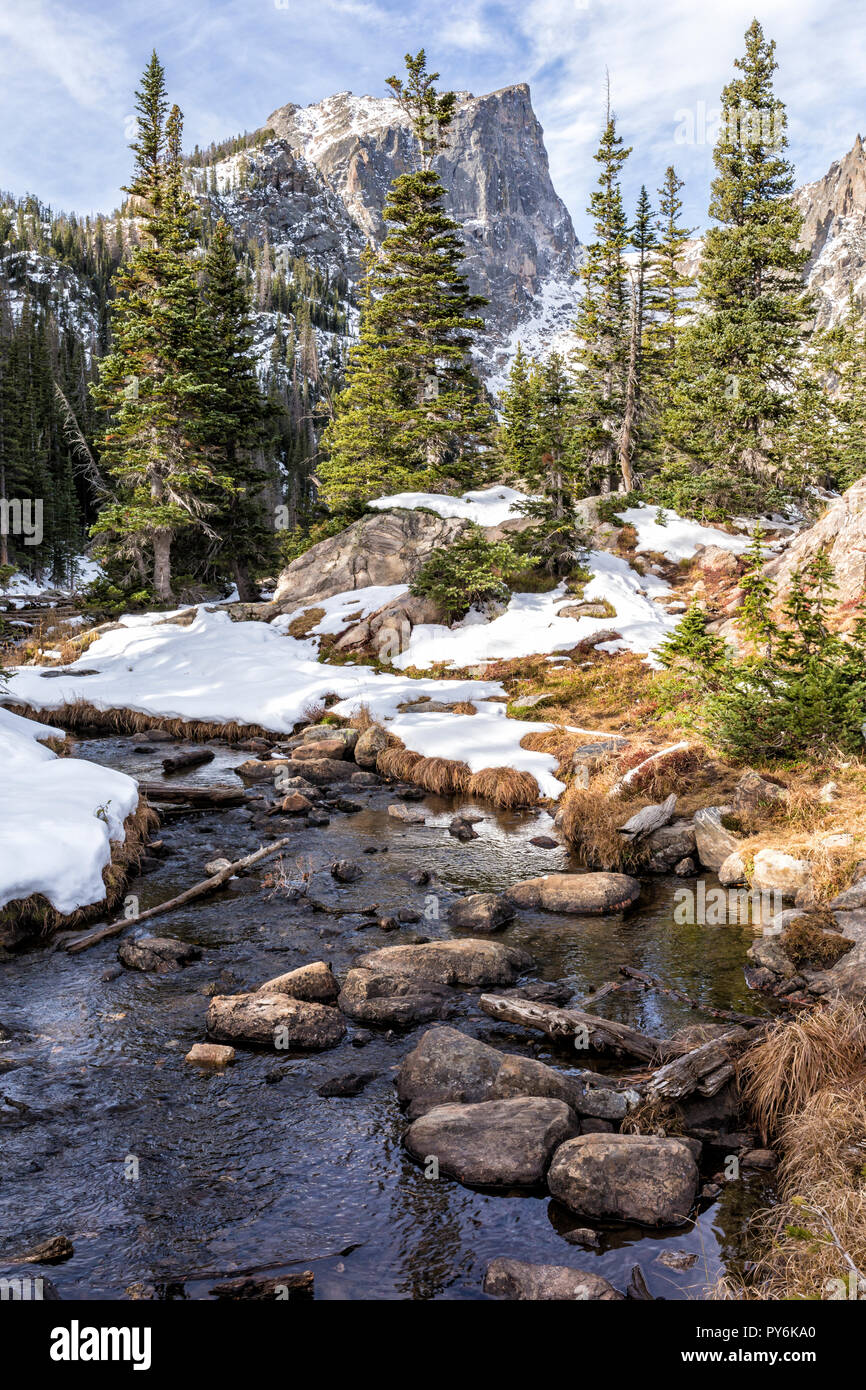 Frischer Schnee auf Hallett Peak wider inTyndall Creek in der Nähe der Traum See Outlet im Rocky Mountain National Park. Stockfoto