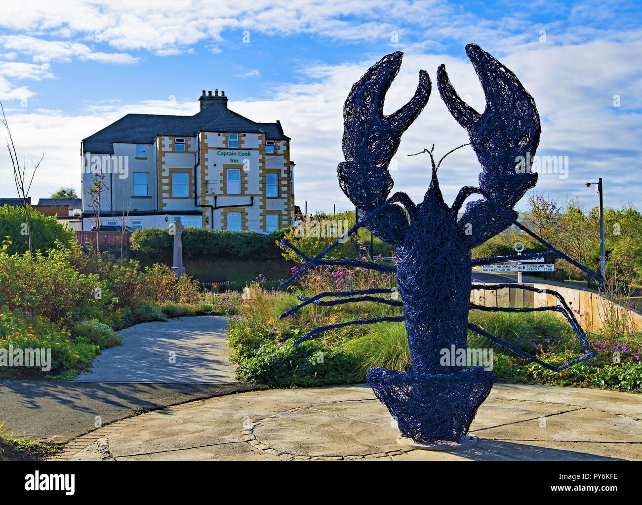 Die Erfassung der Eingang zu der einzigartigen Spaziergang zum Hafen von der North Yorkshire Fischerdorf Staithes. Stockfoto