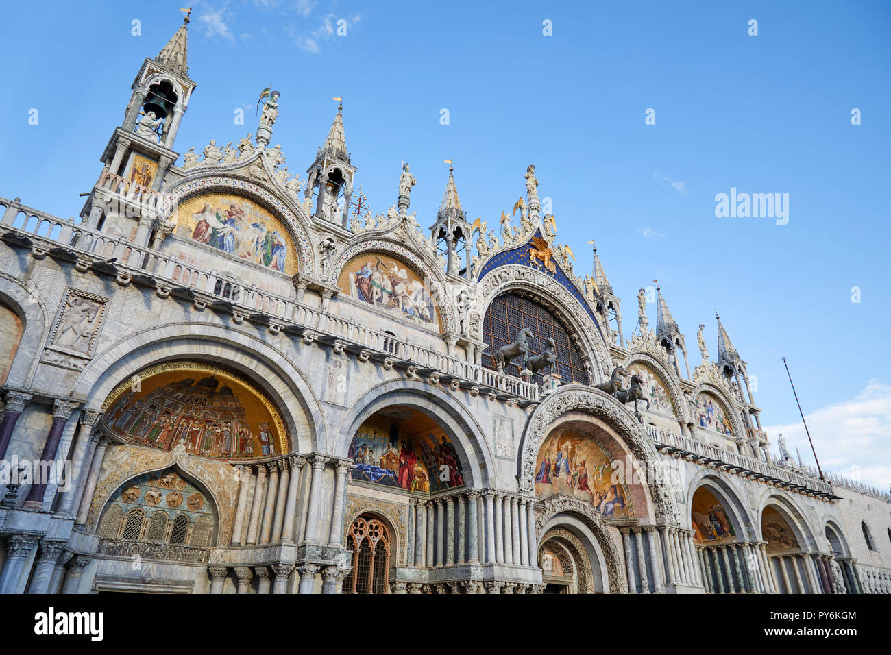 Venedig, San Marco Basilika Fassade, blauer Himmel in Italien Stockfoto