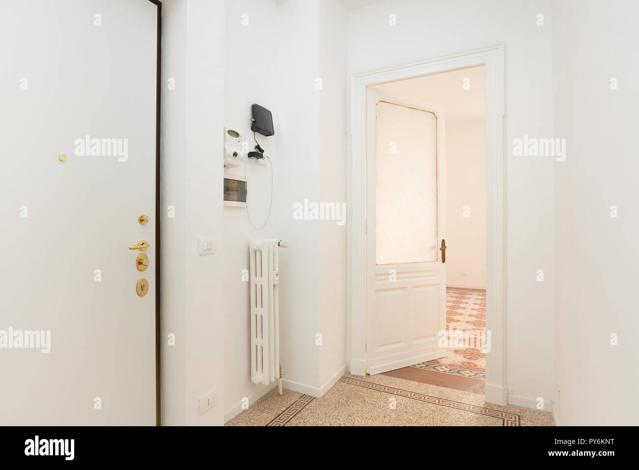 Weiße, Leere Eingang in renovierte Wohnung Interieur Stockfoto