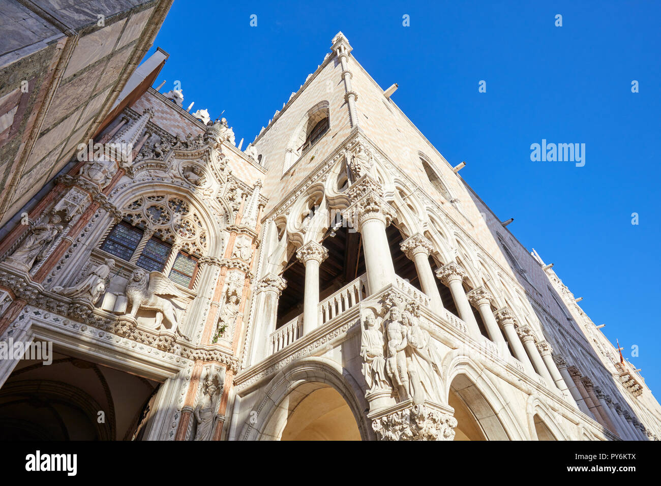 Doge Palast Fassade mit Statuen und Skulpturen in Venedig an einem sonnigen Sommertag in Italien Stockfoto