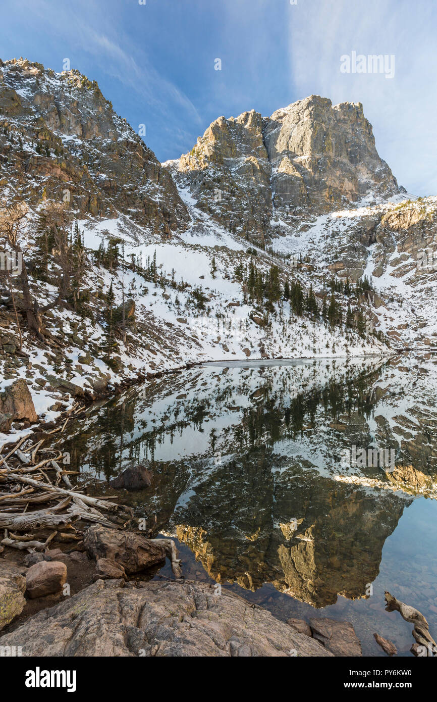 Frischer Schnee auf Hallett Peak spiegelt sich in Emerald Lake im Rocky Mountain National Park. Stockfoto