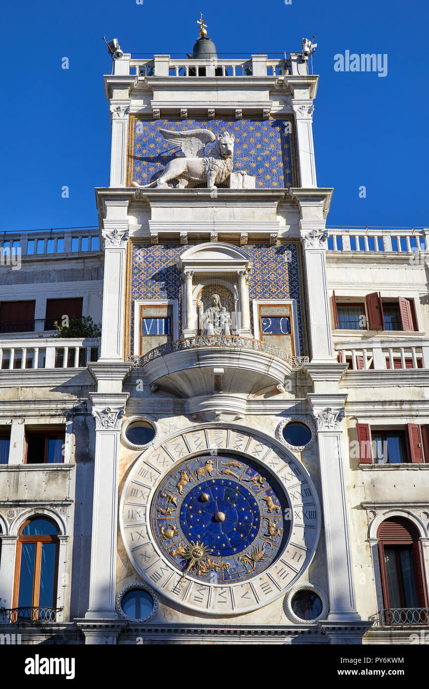 Saint Mark Clock Tower in Venedig mit gold Sternzeichen, klaren, blauen Himmel in Italien Stockfoto