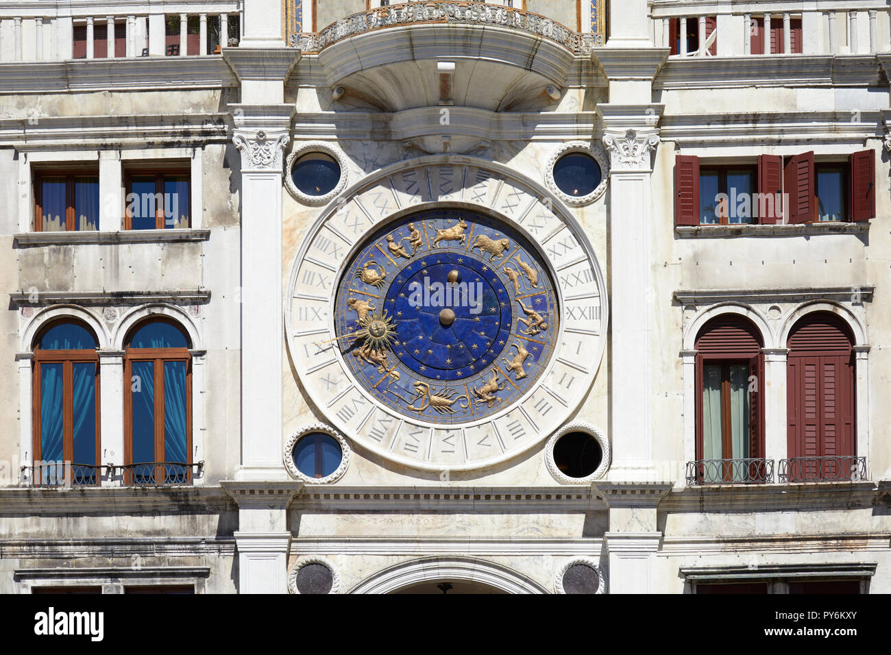 Saint Mark Clock Tower und Gebäude in Venedig mit gold Sternzeichen an einem sonnigen Tag in Italien Stockfoto
