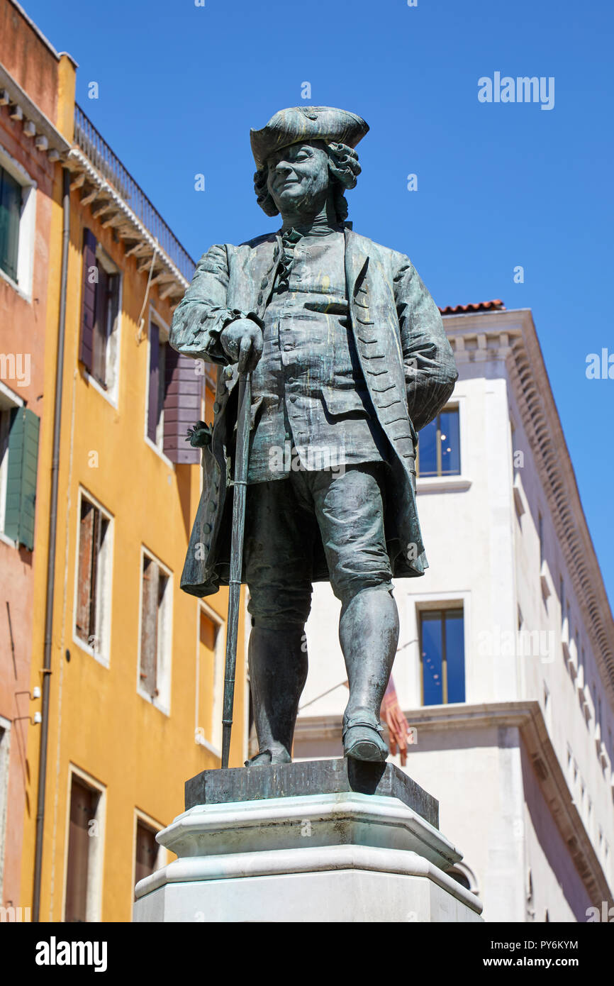 Dramatikers Carlo Goldoni Statue von Antonio Dal Zotto (1841-1918) in Venedig in einem sonnigen Sommertag, Italien Stockfoto