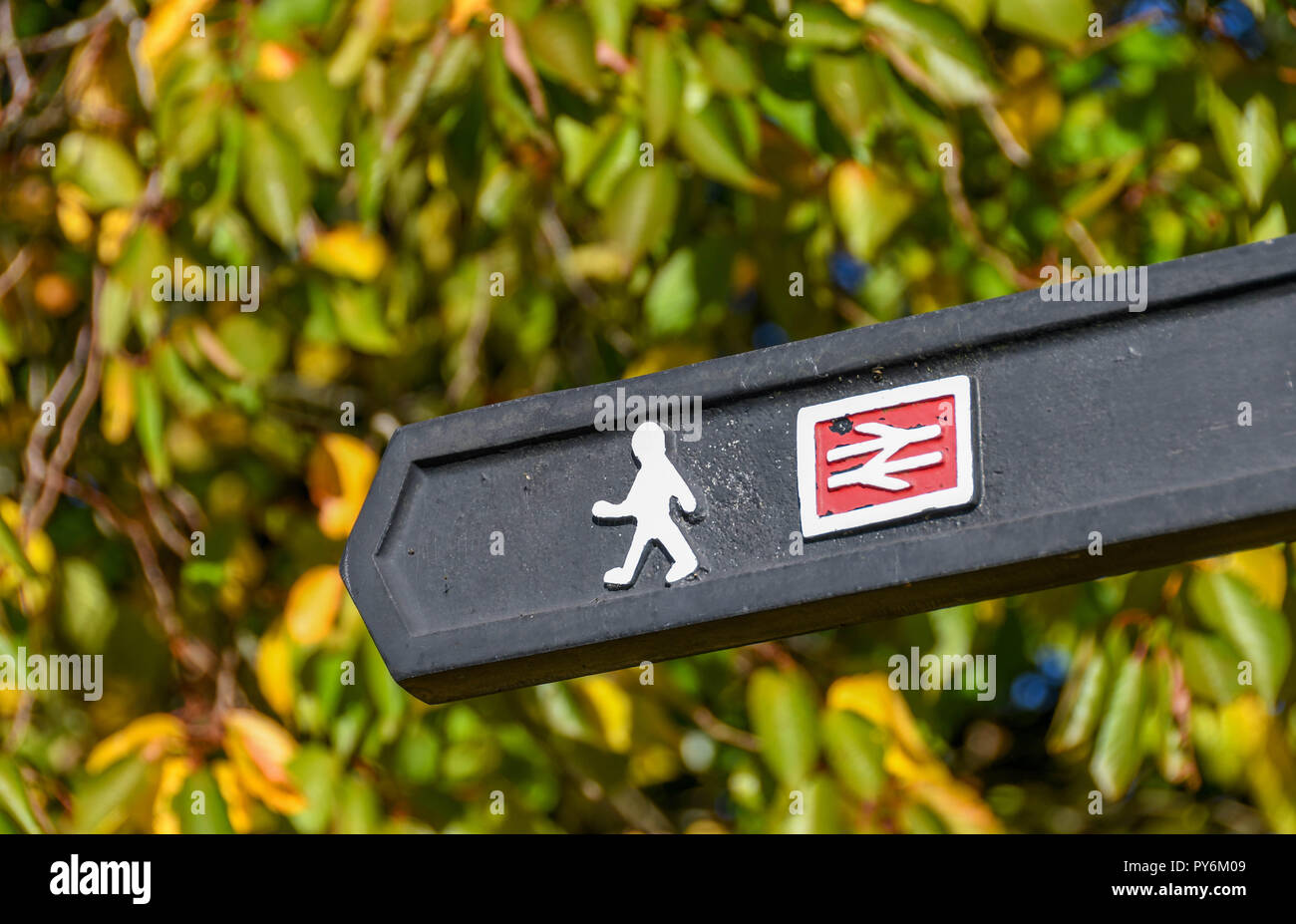 ABERDARE, WALES - Oktober 2018: Nahaufnahme eines Zeichens im Zentrum von Aberdare Regie Fahrgäste auf einen Fußweg zum Bahnhof der Stadt s Stockfoto