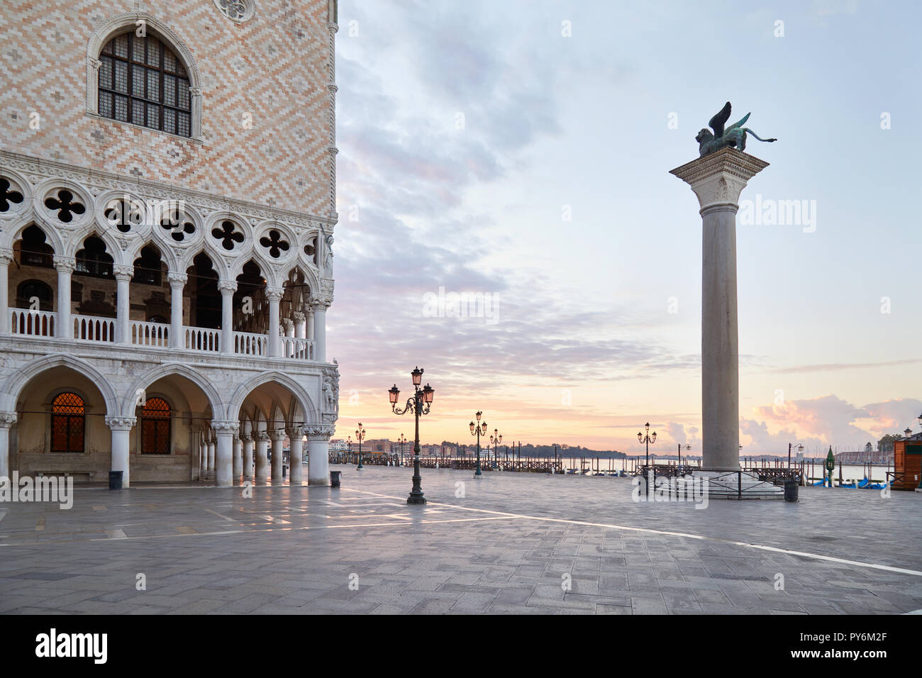 Sonnenaufgang in Venedig San Marco Lion auf Spalte und Dogenpalast, Rosa und Gelb Himmel in Italien Stockfoto