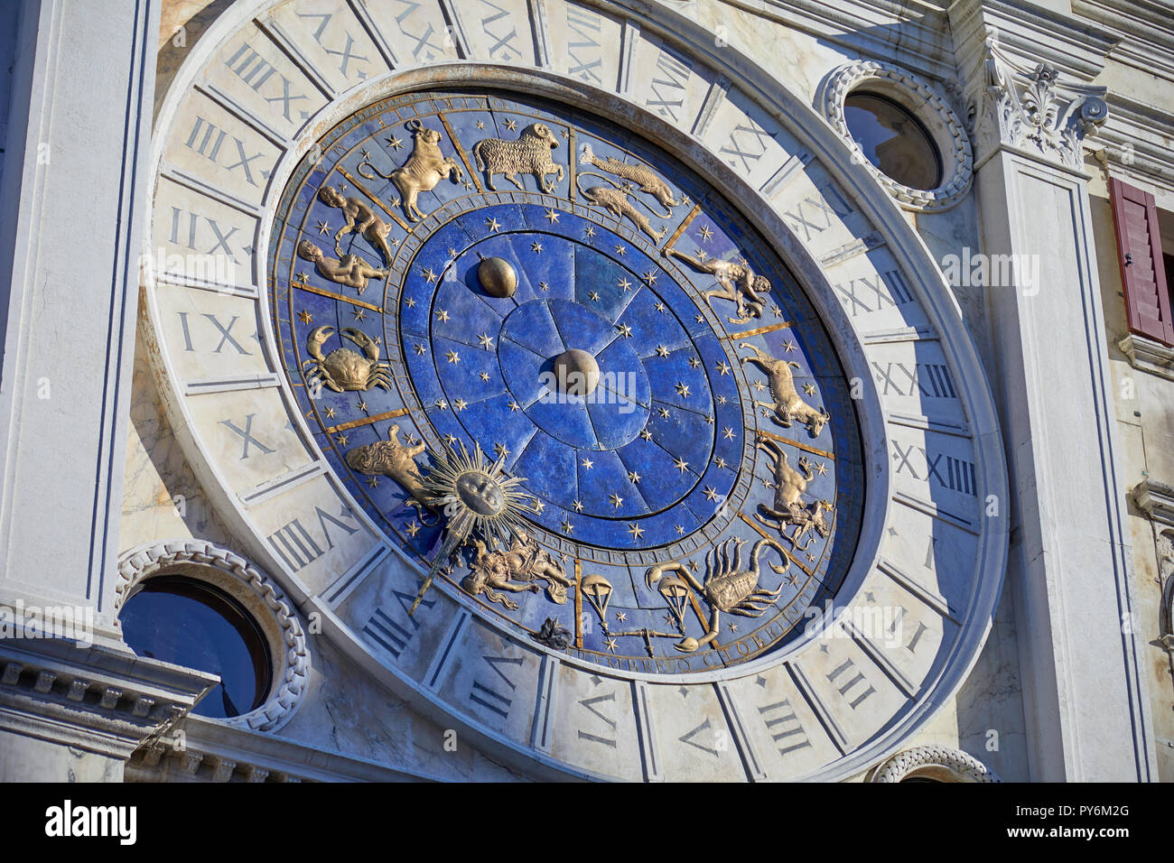 Astronomische Uhr in Venedig mit gold Sternzeichen, Geheimnis in Italien Stockfoto