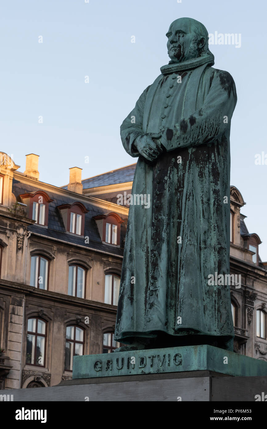 Kopenhagen, Dänemark - 08.26.2018: Die Statue von Grundtvig der Friedrick Kirche in Kopenhagen Stockfoto