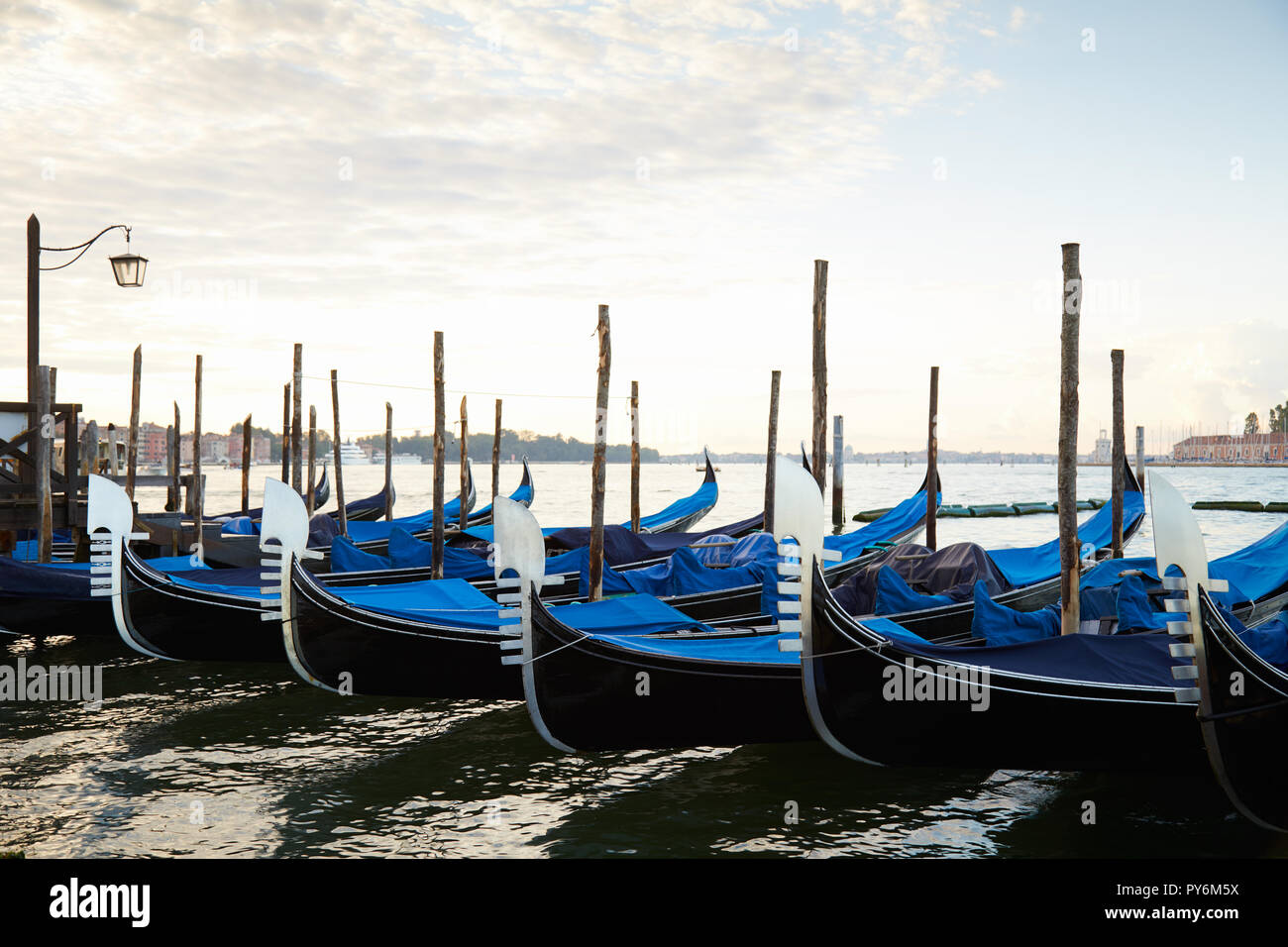 Gondel Boote im Grand Canal in Venedig, niemand in den frühen Morgenstunden Stockfoto