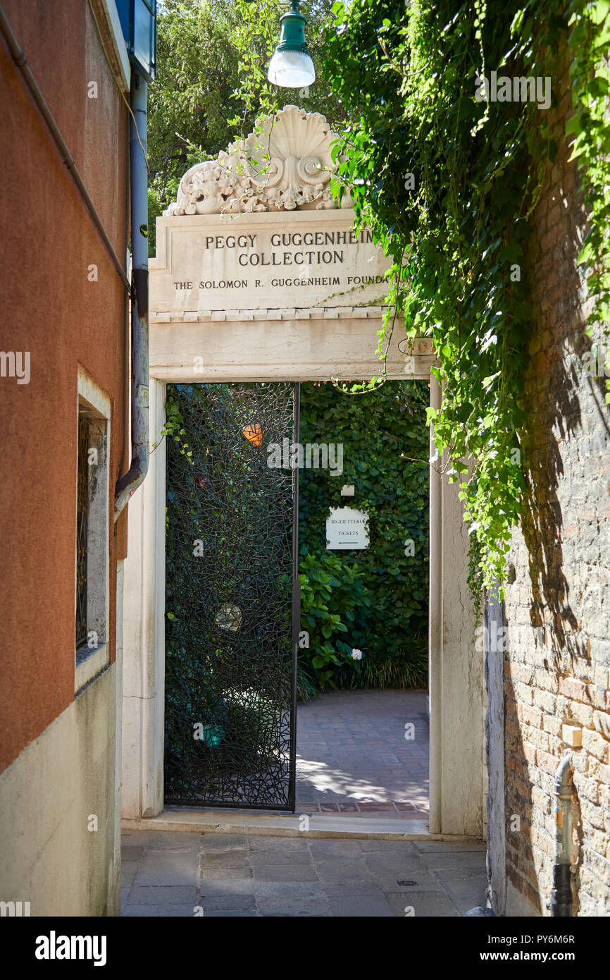 Venedig, Italien - 14 AUGUST 2017: Peggy Guggenheim Collection Museum Eingang mit Vorzeichen, Gasse in Venedig an einem sonnigen Tag, Italien Stockfoto