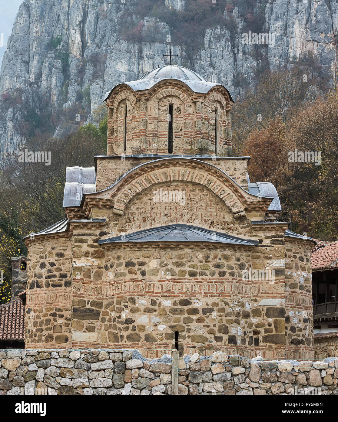 Schöne orthodoxe Kloster Poganovo, in der Nähe von Pancevo, Serbien, in der Schlucht des Flusses Jerma Stockfoto