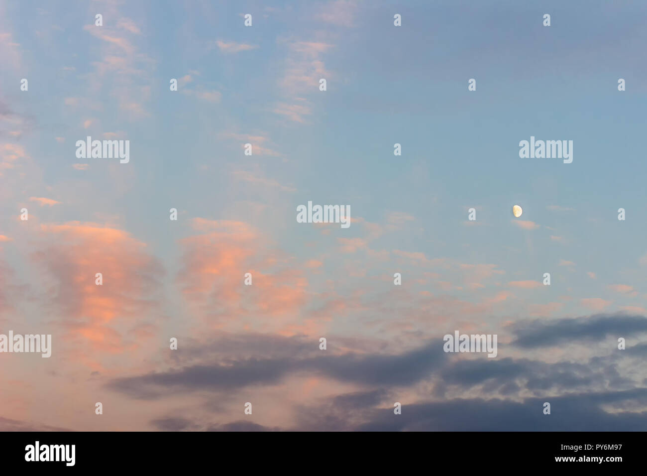 Sonnenuntergang Himmel mit lila und Dunkelblaue Wolken und Mond Stockfoto