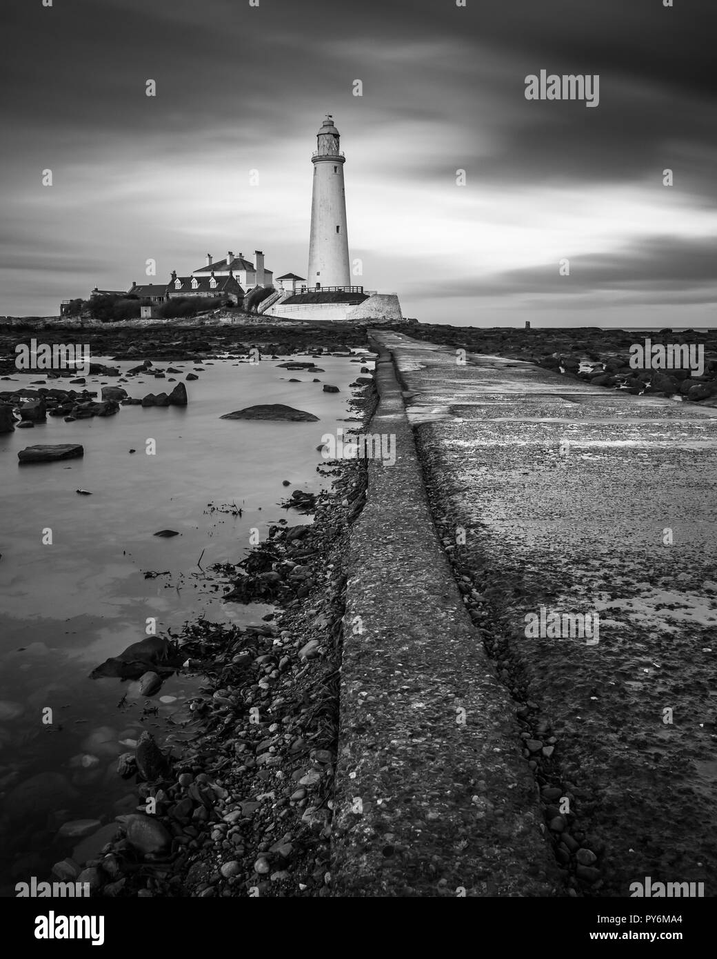 St. Mary's Leuchtturm nördlich von Whitley Bay auf der Northumbrian Küste. Die kleinen, felsigen Gezeiten Insel ist mit dem Festland durch eine kurze konkrete verbunden Stockfoto