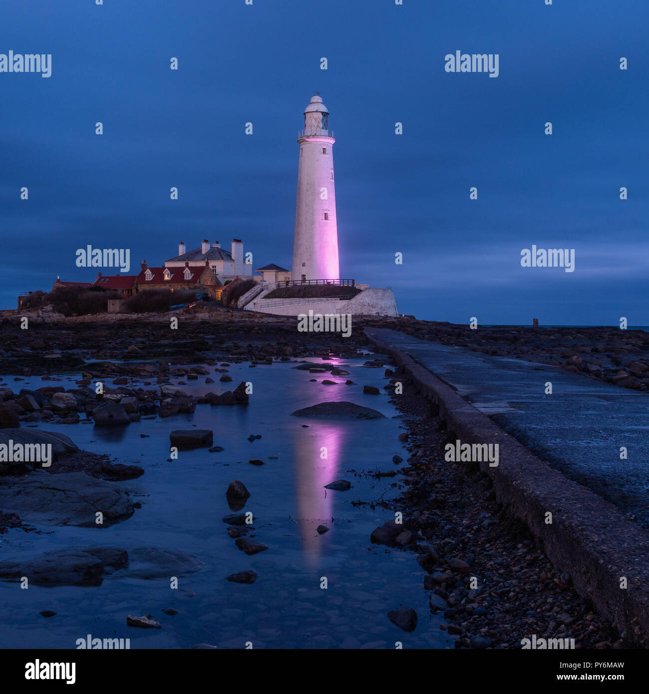 St. Mary's Leuchtturm nördlich von Whitley Bay auf der Northumbrian Küste. Die kleinen, felsigen Gezeiten Insel ist mit dem Festland durch eine kurze konkrete verbunden Stockfoto