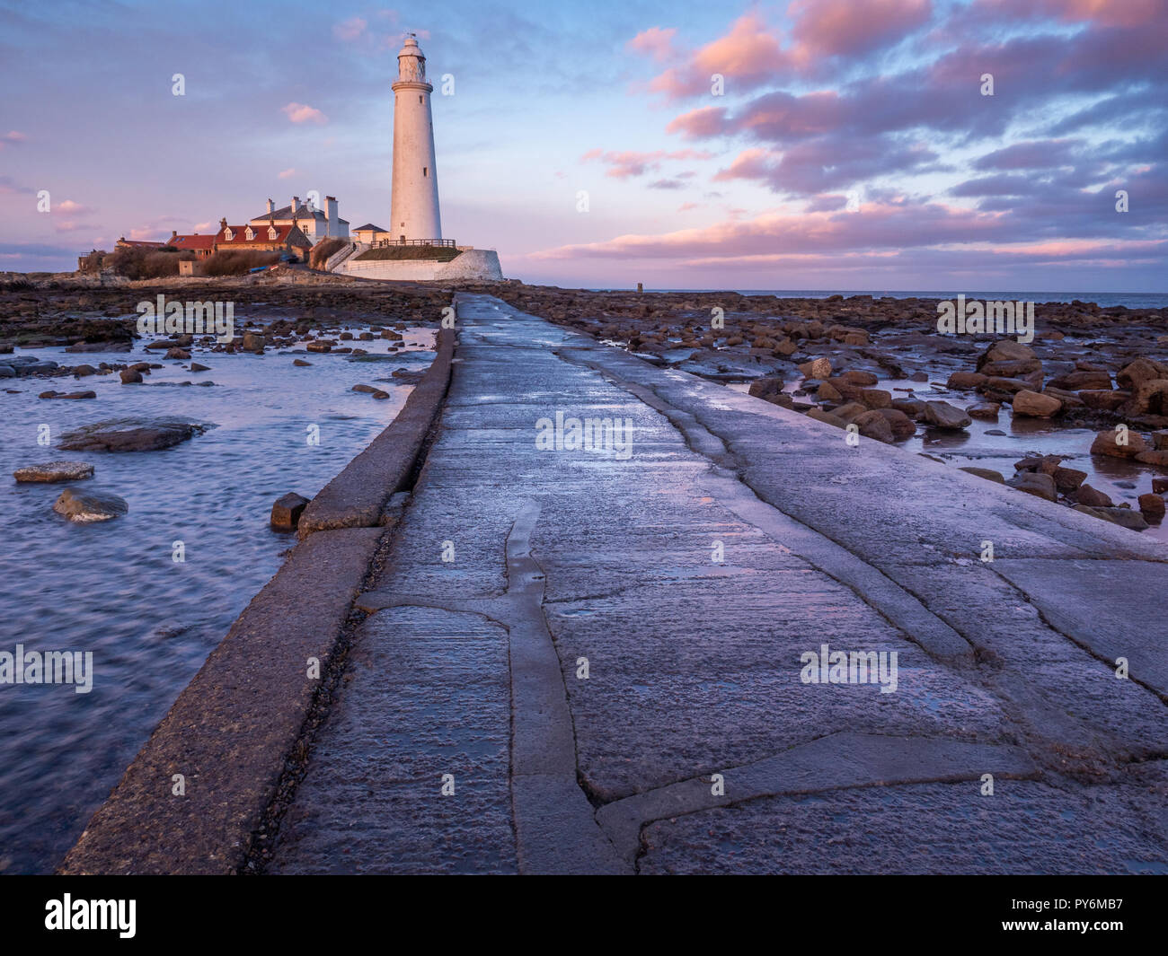St. Mary's Leuchtturm nördlich von Whitley Bay auf der Northumbrian Küste. Die kleinen, felsigen Gezeiten Insel ist mit dem Festland durch eine kurze konkrete verbunden Stockfoto