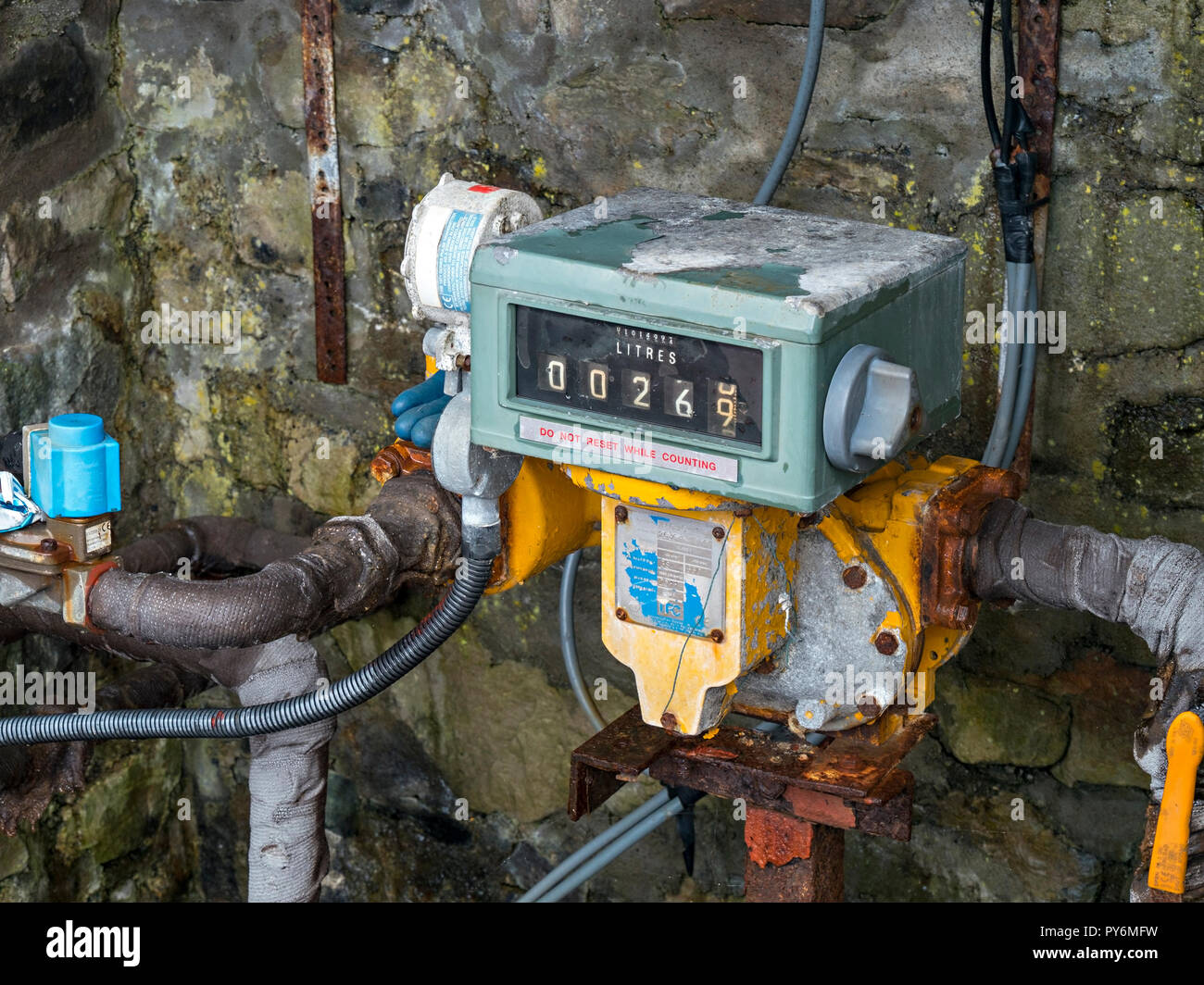 Alte Kraftstoffpumpe meter, Manometer und Rohrleitungen auf Elgol Pier auf der Insel Skye, Schottland, Großbritannien Stockfoto