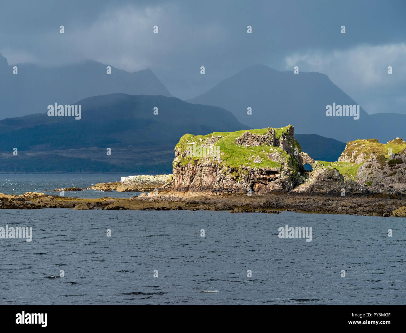 Scaich Dunscaith (DUN), Burgruine bei Tokavaig mit Black Cuillin Berge, Isle of Skye, Schottland, Großbritannien. Stockfoto