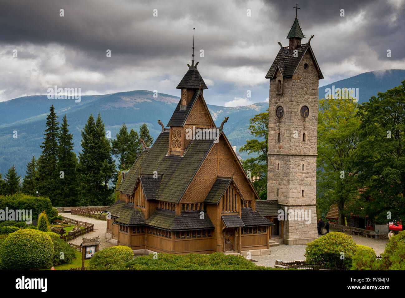 Stabkirche Vang, Polen, Karpacz. Historische Holzkirche vor der Kulisse von Bergen und blauem Himmel Stockfoto