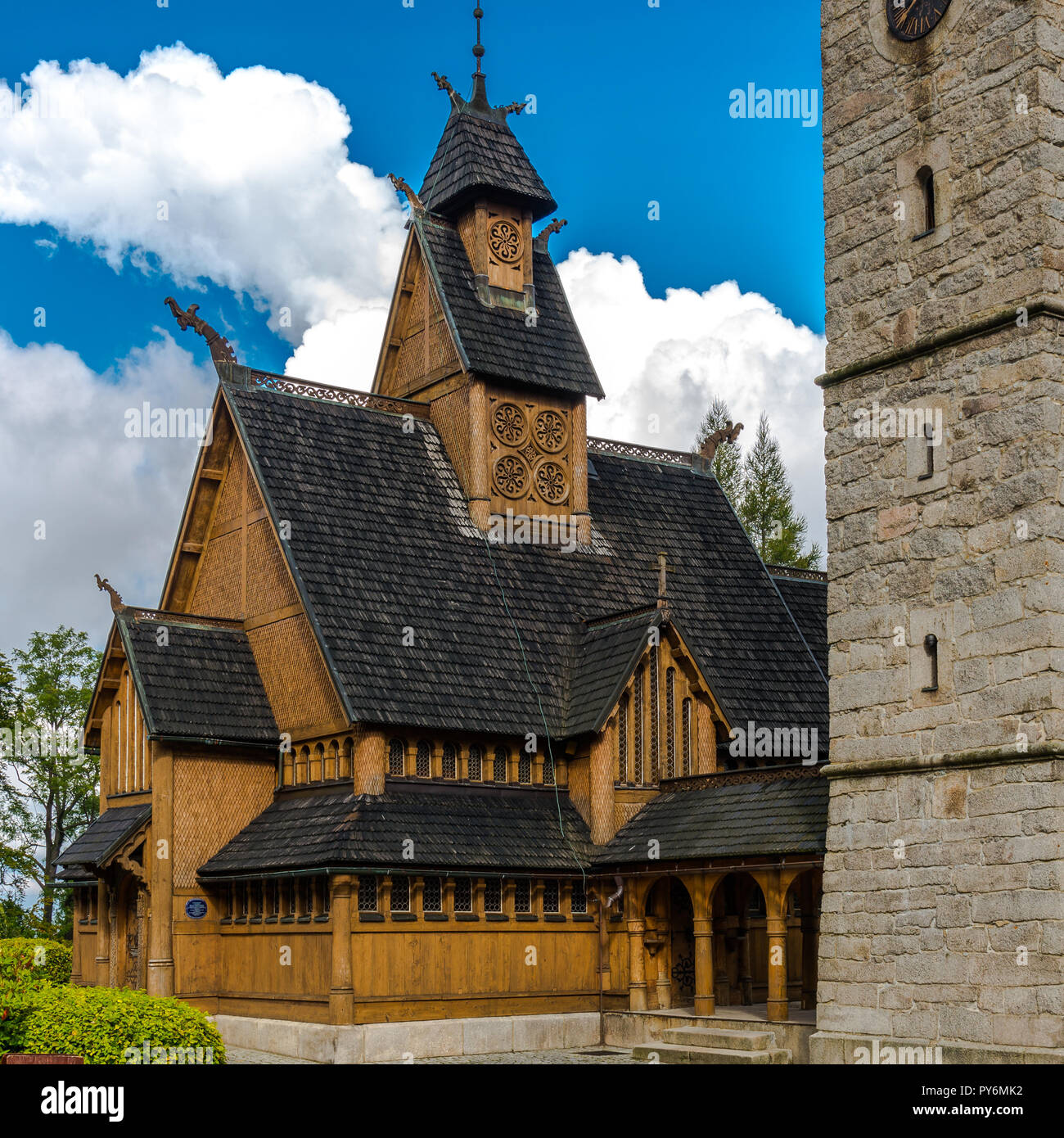 Stabkirche Vang, Polen, Karpacz. Historische Holzkirche vor der Kulisse von Bergen und blauem Himmel Stockfoto