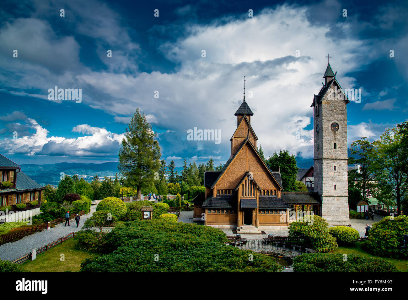 Stabkirche Vang, Polen, Karpacz. Historische Holzkirche vor der Kulisse von Bergen und blauem Himmel Stockfoto