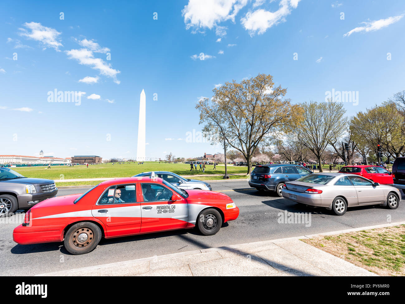 Washington DC, USA - April 5, 2018: Touristen Menschen, das Washington Monument auf der National Mall im Frühling, sitzenden Person reiten rot Presidential taxi c Stockfoto