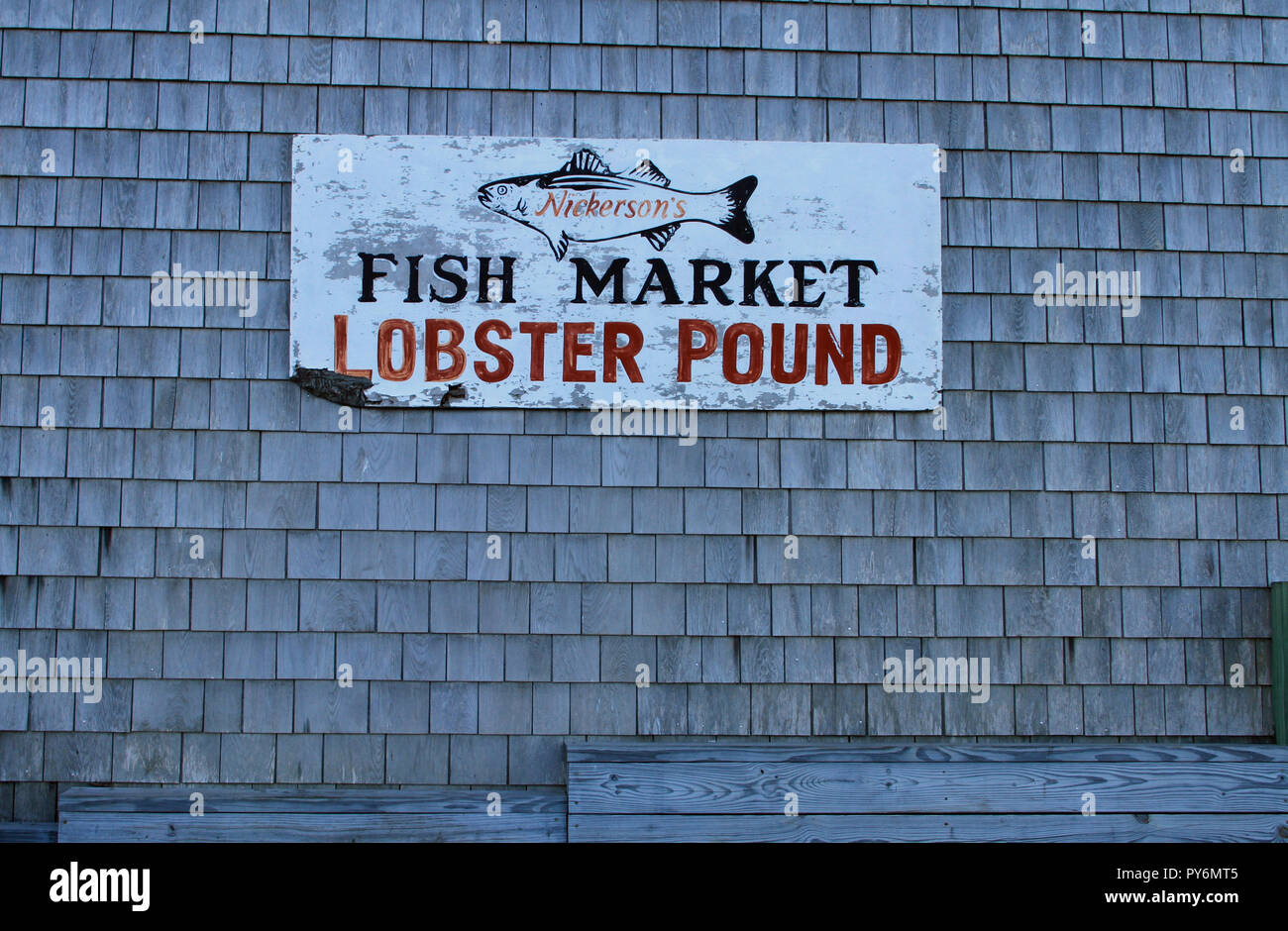 Seitenansicht von Nickerson's Fish Market Lobster Pound, einem beliebten Touristenziel, am Chatham Fish Pier, Chatham, Massachusetts Stockfoto