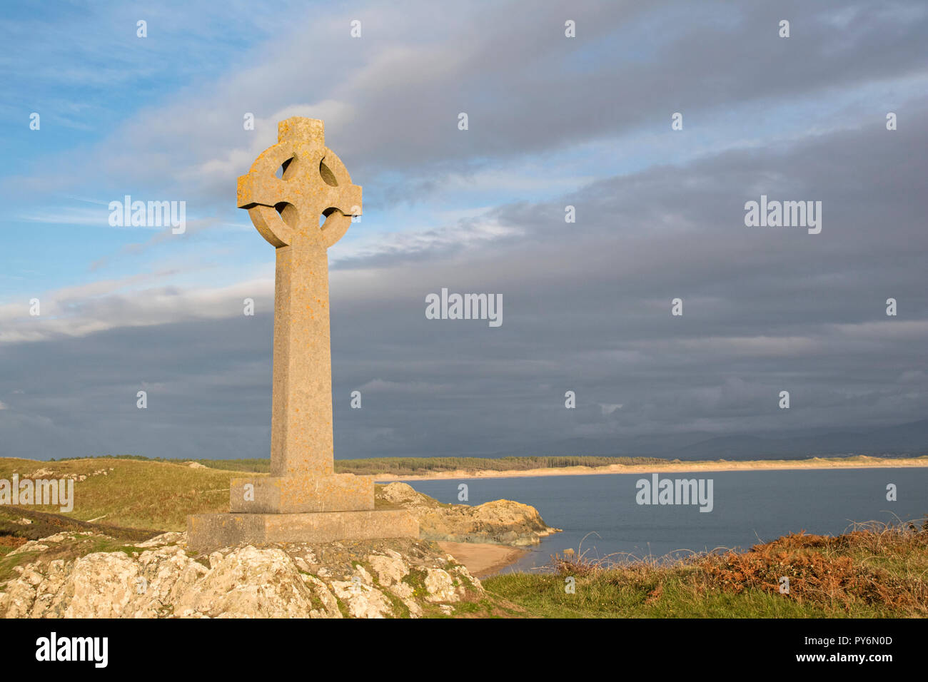 Abendlicht über die llanddwyn Keltische Kreuz auf llanddwyn Island, Anglesey, North Wales, UK Stockfoto