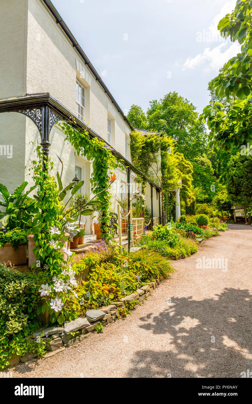 Elegante Architektur und bunten Pflanzen außerhalb der Lady Anne Haus an der RHS Garden Rosemoor, Devon, England, Großbritannien Stockfoto