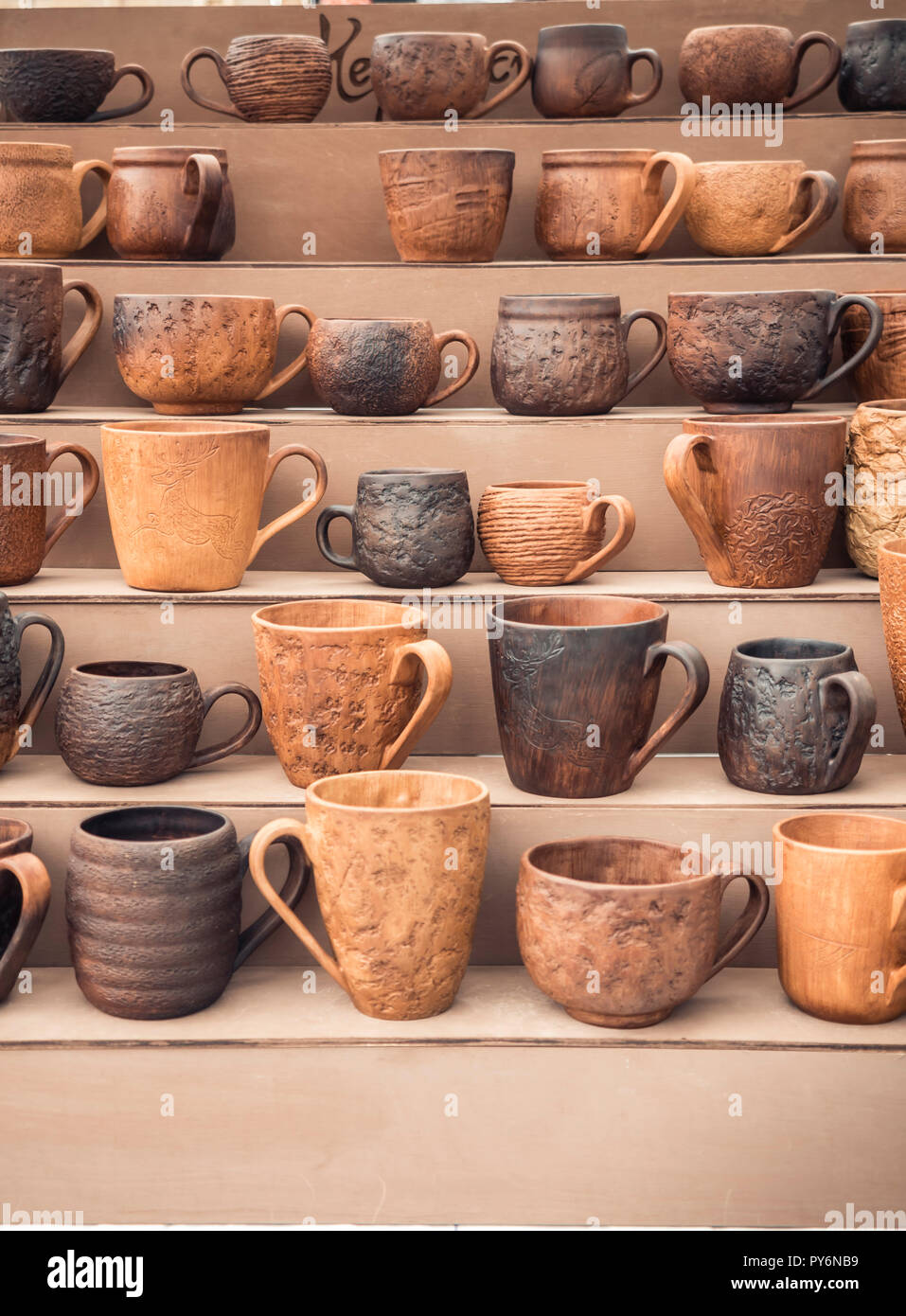 Handgefertigte Ton Becher steht auf dem Zähler. Umweltfreundliches  Kochgeschirr. Keramik Tassen Verkauf Stockfotografie - Alamy