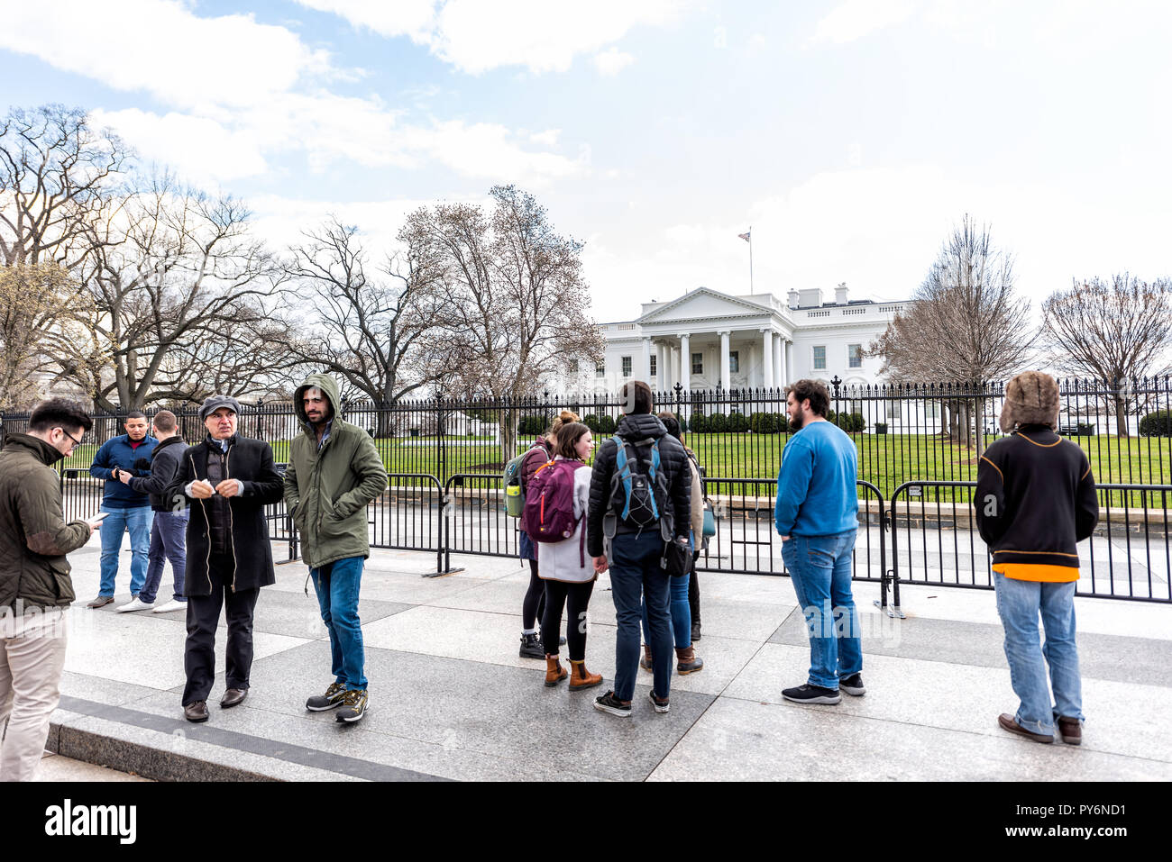 Washington DC, USA - 9. März 2018: die Masse von vielen Menschen im White House Präsident Gebäude in der Hauptstadt der Vereinigten Staaten im kalten Winter, Stand o Stockfoto