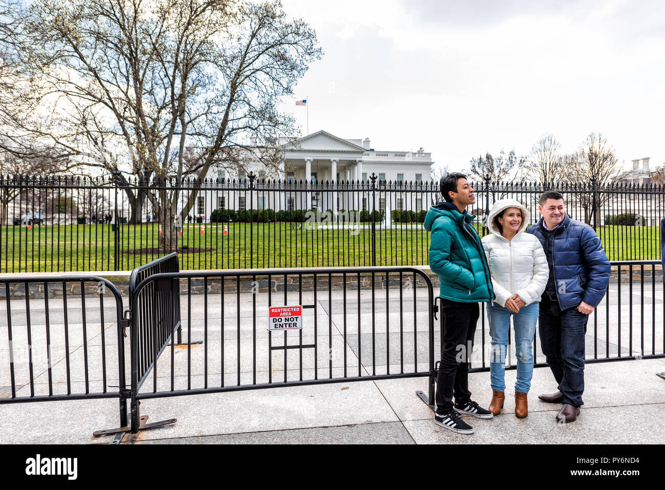 Washington DC, USA - März 9, 2018: Familie Menschen Bilder aufnehmen im White House Präsident Gebäude in der Hauptstadt der Vereinigten Staaten im Kalten Winter Stockfoto