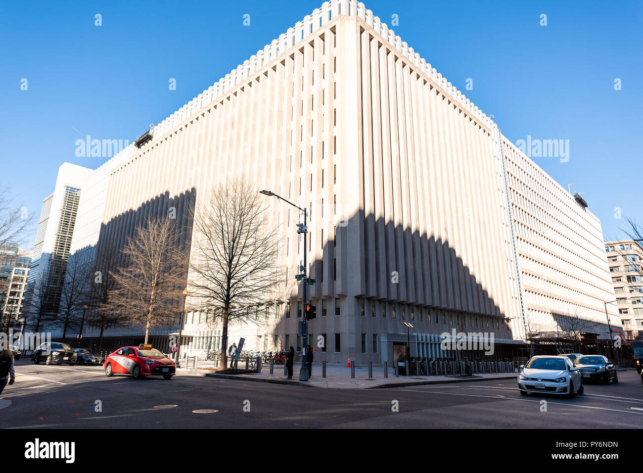 Washington DC, USA - 9. März 2018: die Weltbank Gruppe Gebäude Außenfassade, blauer Himmel im Frühjahr oder Winter international Financial Gebäude Stockfoto